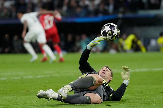 Bayern's goalkeeper Manuel Neuer saves the ball during the Champions League quarterfinal first leg soccer match between Real Madrid and Bayern Munich in Madrid, Spain, Tuesday, April 7, 2026. (AP Photo/Bernat Armangue)
<저작권자(c) 연합뉴스, 무단 전재-재배포, AI 학습 및 활용 금지>