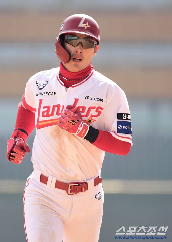 17일 인천 SSG랜더스필드에서 열린 KBO리그 SSG와 삼성의 경기. 5회 투런 홈런을 날린 SSG 최지훈. 인천=송정헌 기자songs@sportschosun.com/2026.03.17/