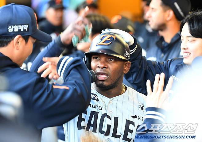 7일 인천 SSG랜더스필드에서 열린 SSG와 한화의 경기. 1회초 2루타 이후 문현빈 적시타 때 득점에 성공한 한화 페라자. 인천=송정헌 기자songs@sportschosun.com/2026.04.07/