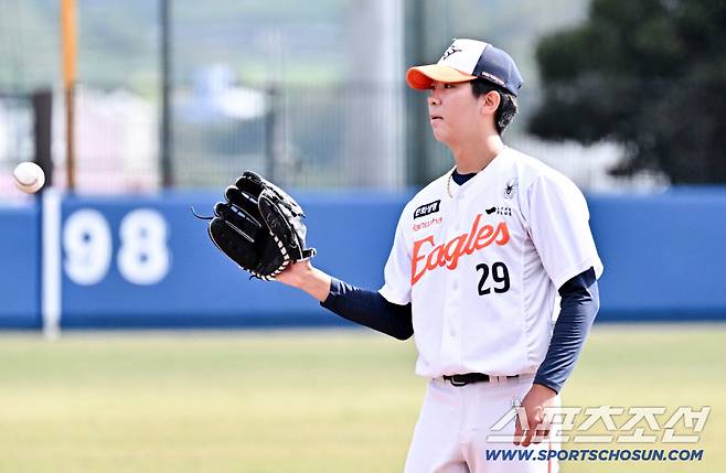 21일 일본 오키나와 고친다구장에서 열린 대한민국 야구 대표팀과 한화 이글스의 평가전. 황준서가 역투하고 있다. 오키나와(일본)=박재만 기자 pjm@sportschosun.com/2026.02.21/