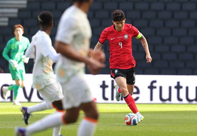 수비하는 김민재

    (밀턴킨스[영국]=연합뉴스) 최재구 기자 = 한국축구국가대표팀 김민재가 28일(현지시간) 영국 밀턴킨스 스타디움 MK에서 열린 코트디부아르와 평가전에서 수비하고 있다. 2026.3.28

    jjaeck9@yna.co.kr

(끝)





<저작권자(c) 연합뉴스, 무단 전재-재배포, AI 학습 및 활용 금지>