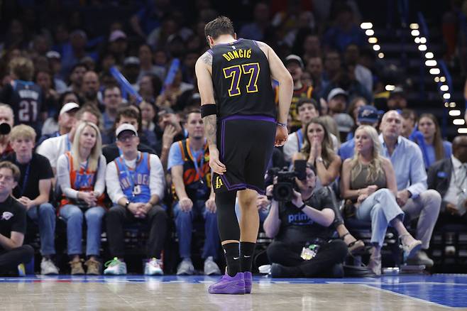 Apr 2, 2026; Oklahoma City, Oklahoma, USA; Los Angeles Lakers guard Luka Doncic (77) hops to the side of the court during a play against the Oklahoma City Thunder during the second half at Paycom Center. Mandatory Credit: Alonzo Adams-Imagn Images







<저작권자(c) 연합뉴스, 무단 전재-재배포, AI 학습 및 활용 금지>