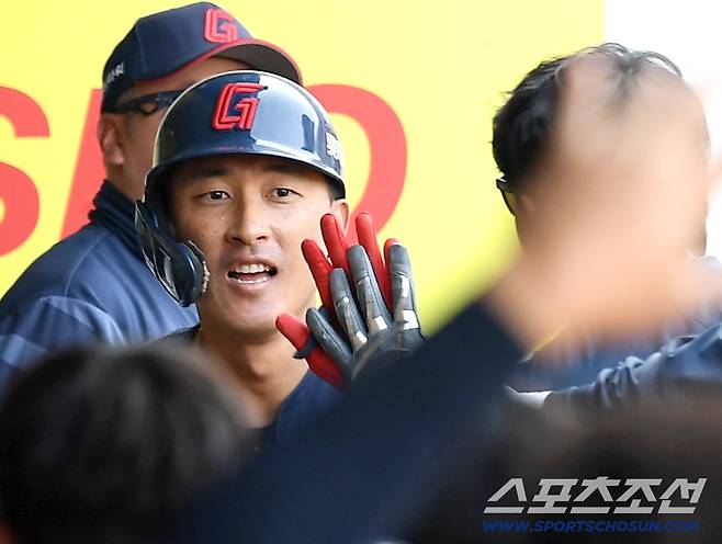 29일 대구 삼성라이온즈파크에서 열린 삼성과 롯데의 경기. 5회초 롯데 노진혁이 솔로홈런을 날렸다. 동료들의 축하를 받고 있는 노진혁. 대구=송정헌 기자songs@sportschosun.com/2026.03.29/