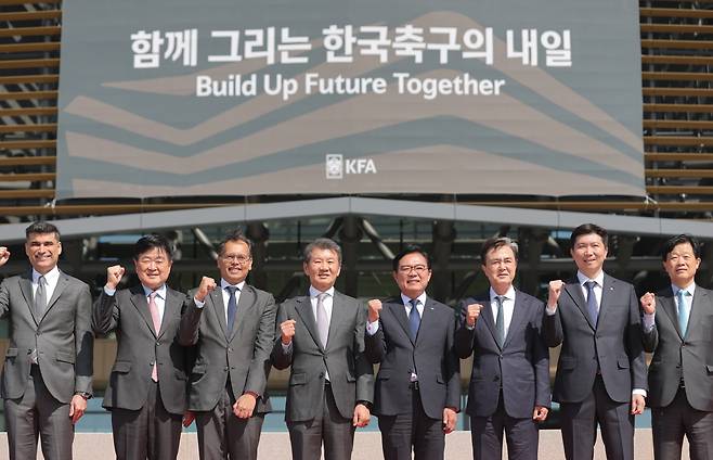 천안 코리아풋볼파크 공식 개관식
(천안=연합뉴스) 류영석 기자 = 7일 충남 천안 코리아풋볼파크에서 열린 공식 개관식에서 정몽규 대한축구협회장, 유승민 대한체육회장을 비롯한 참석자들이 스타디움 입구를 배경으로 기념촬영을 하고 있다. 2026.4.7
ondol@yna.co.kr
(끝)
<저작권자(c) 연합뉴스, 무단 전재-재배포, AI 학습 및 활용 금지>