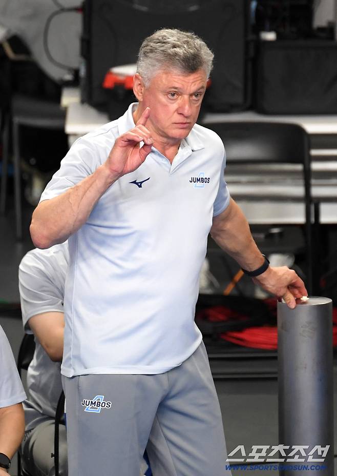 6일 천안 유관순체육관에서 열린 V리그 챔피언결정전 현대캐피탈과 대한항공의 경기. 대한항공 헤난 달 조토 감독이 비디오 판독을 요청하고 있다. 천안=박재만 기자 pjm@sportschosun.com/2026.04.06/