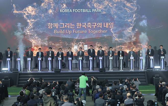 천안 코리아풋볼파크 공식 개관식
(천안=연합뉴스) 류영석 기자 = 7일 충남 천안 코리아풋볼파크에서 열린 공식 개관식에서 정몽규 대한축구협회장, 유승민 대한체육회장을 비롯한 참석자들이 개관 세리머니를 하고 있다. 2026.4.7