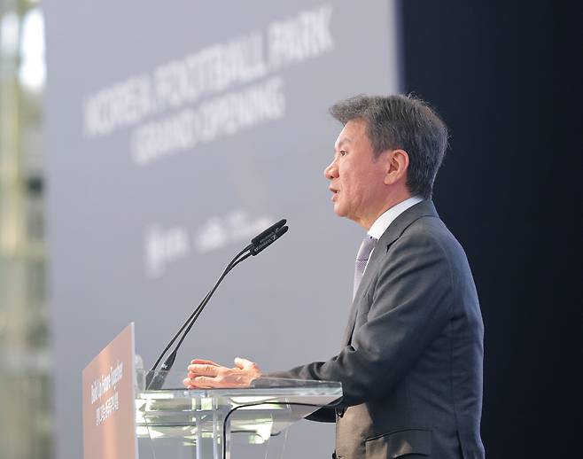 기념사하는 정몽규 대한축구협회장
(천안=연합뉴스) 류영석 기자 = 정몽규 대한축구협회장이 7일 충남 천안 코리아풋볼파크에서 열린 공식 개관식에서 기념사를 하고 있다. 2026.4.7