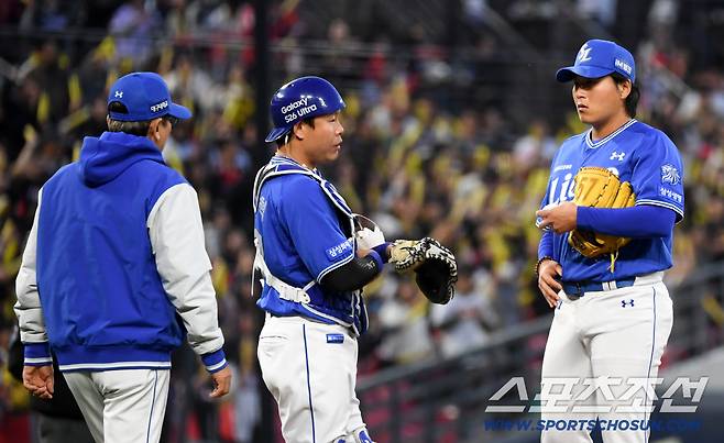 8일 광주 기아챔피언스필드에서 열린 KIA와 삼성의 경기. 삼성 최일언 코치가 마운드를 찾아 선발 이승현을 격려하고 있다. 광주=박재만 기자 pjm@sportschosun.com/2026.04.08/