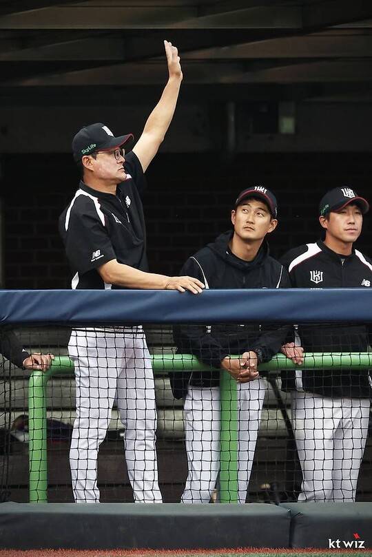 이종범 감독(왼쪽). ⓒkt wiz