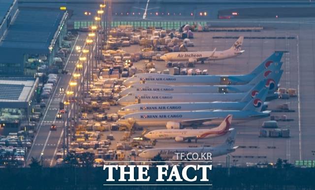 중동발 고유가와 환율 상승 여파로 대한항공·아시아나항공을 비롯한 항공업계 전반이 비상경영과 감편 운항에 나서며 긴축 기조를 강화하고 있다. 인천국제공항 주기장에서 화물기들이 운항을 위해 대기하고 있는 모습. /더팩트 DB