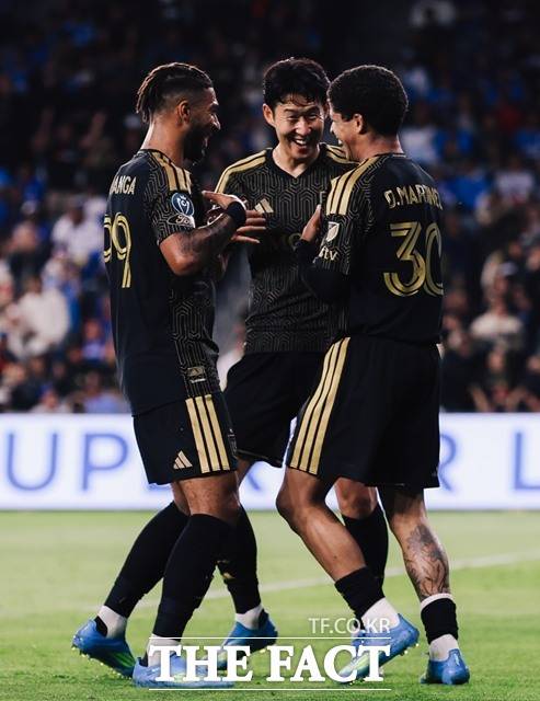 8일 크루스 아술과 2026 북중미 챔피언스컵 8강 1차전에서 3-0 승리를 이끈 손흥민(가운데)과 다비드 마르티네스./LAFC