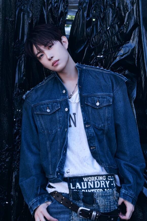 오늘(8일) 활동 중단 소식을 알린 알파드라이브 멤버 김건우가 자필 사과문을 통해 "저를 돌아보는 시간을 가지며 성숙한 사람이 돼 돌아올 수 있도록 최선을 다하겠다"고 고개 숙였다. /웨이크원