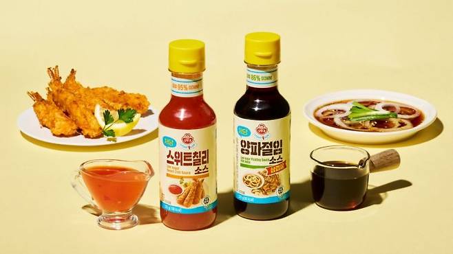오뚜기가 당 함량을 낮춘 '라이트앤조이(LIGHT&JOY)' 저당 스위트칠리소스와 저당 삼겹살 양파절임소스 등 2종을 출시했다고 8일 밝혔다. 오뚜기 제공