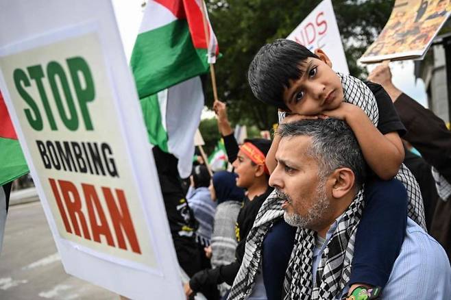 7일(현지시간) 미국 텍사스주 휴스턴에서 열린 시위에서 시위대들이 미국의 이란 군사 행동에 반대하며 집회를 열고 있다. 휴스턴(미국)=AFP 연합뉴스.