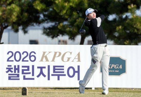 권성훈이 KPGA 챌린지 투어 3회 대회에서 티샷을 하고 있다. KPGA 제공