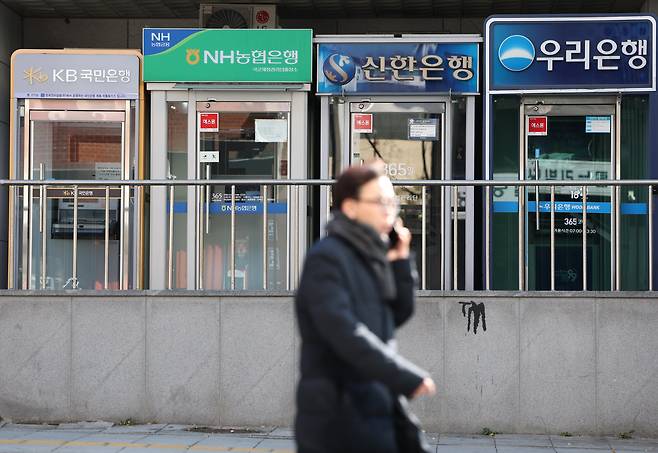 서울 시내에 설치된 은행 ATM기. /연합뉴스