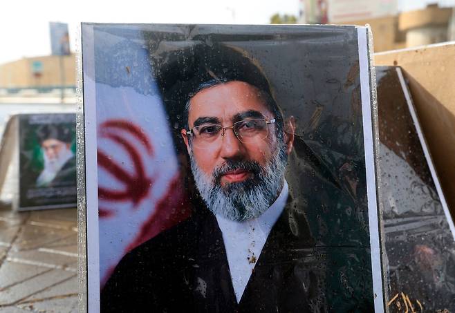 이란의 새 최고지도자 모즈타바 하메네이(오른쪽)와 미국과 이스라엘의 공습으로 사망한 전임 이란 최고지도자 알리 하메네이(왼쪽)의 초상화가 판매용으로 전시되어 있다. /EPA 연합뉴스