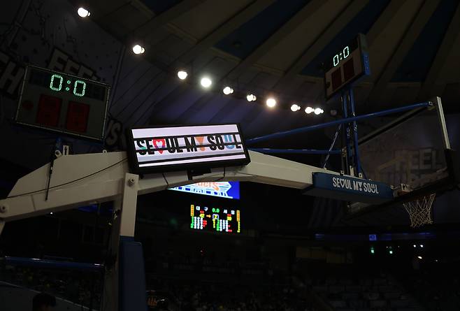 <YONHAP PHOTO-6034> 아듀, 잠실실내체육관    (서울=연합뉴스) 신준희 기자 = 8일 서울 잠실 실내체육관에서 열린 프로농구 서울 삼성과 대구 한국가스공사의 시즌 마지막 경기. 2쿼터가 끝나고 남은 시간 0초가 표시돼 있다.    잠실 실내체육관은 이번 시즌을 마치고 철거될 예정이다. 2026.4.8    hama@yna.co.kr/2026-04-08 19:58:20/<저작권자 ⓒ 1980-2026 ㈜연합뉴스. 무단 전재 재배포 금지, AI 학습 및 활용 금지>