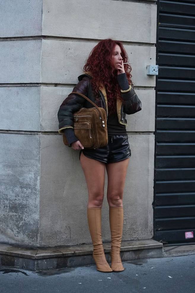 봄 코디 추천 조합, 반바지 + 부츠 | Edward Berthelot//Getty Images