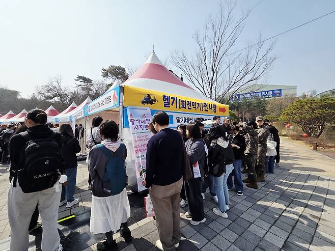 2026 논산딸기축제에 논산시 홍보협력실이 기획한 '딸기네컷 & SNS 이벤트'에 참가하려는 관람객들이 길게 줄을 서서 기다리고 있다. 정종만 기자.