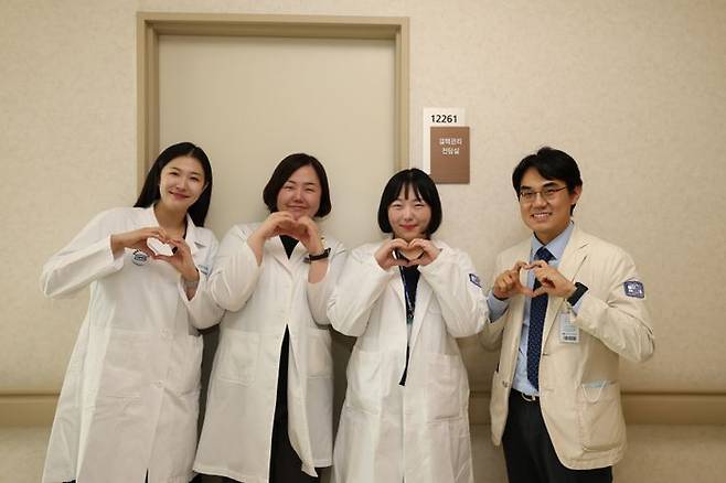 (왼쪽부터) 신혜지·박성희·김은정 결핵관리전담간호사, 민진수 교수 ⓒ가톨릭대학교 서울성모병원