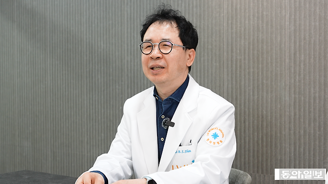 1일 서울 동대문구 린여성병원에서 만난 신봉식 원장은 “여성의 삶을 사춘기, 가임기, 임신·출산, 갱년기 등 독립된 단계로 나누지 않고 하나의 유기적인 흐름으로 인식하고 진료해야 한다”고 강조했다. 이진한 의학전문기자·의사 likeday@donga.com