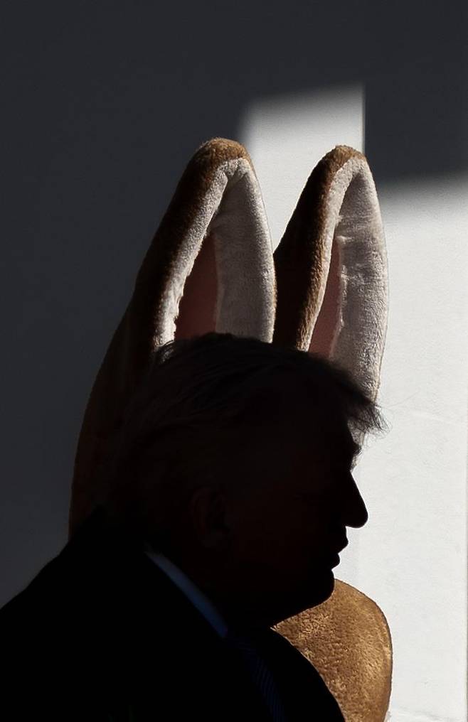 6일 미국 워싱턴 백악관에서 부활절 행사를 주재하는 도널드 트럼프 미국 대통령. 그의 뒤로 ‘부활절 토끼’ 인형이 보인다. 워싱턴=AP 뉴시스