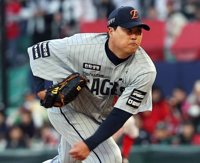 한화 류현진이 7일 인천에서 열린 SSG와의 방문경기에 선발 등판해 역투하고 있다. 인천=뉴시스