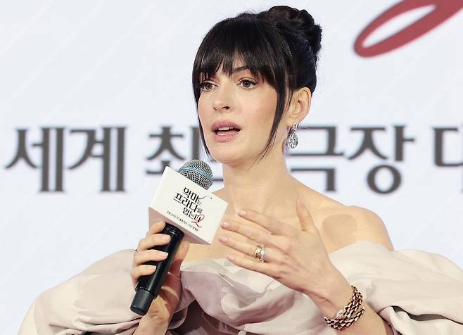 배우 앤 해서웨이가 8일 서울 종로구 포시즌스 호텔 서울에서 열린 영화 ‘악마는 프라다를 입는다 2’(감독 데이빗 프랭클) 내한 기자간담회에 참석해 취재진 질문에 답하고 있다. ‘악마는 프라다를 입는다 2’는 전설적인 패션 매거진 런웨이의 편집장 미란다(메릴 스트립 분)와 20년 만에 기획 에디터로 돌아온 앤디(앤 해서웨이 분)가 럭셔리 브랜드의 임원이 된 에밀리(에밀리 블런트 분)와 재회하고, 완전히 달라진 미디어 환경 속에서 다시 한 번 패션계의 주도권을 잡기 위해 모든 커리어를 거는 이야기다. 2026.4.8 ⓒ 뉴스1