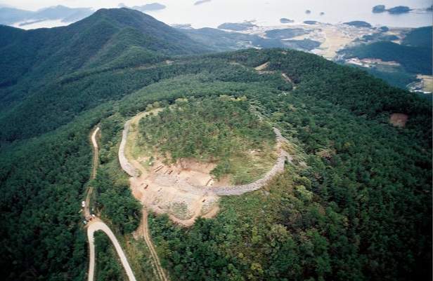 1170년(의종 24년) 무신정변으로 폐위된 의종이 거처한 거제 둔덕기성의 전경 사진. 사진 출처 국가문화유산포털