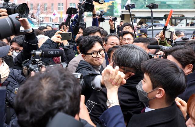 한동훈 전 국민의힘 당대표가 지난 2월 27일 오후 대구 서문시장에 도착하면서 지지인파 속 시민과 손을 맞잡고 있다.[연합뉴스 사진]