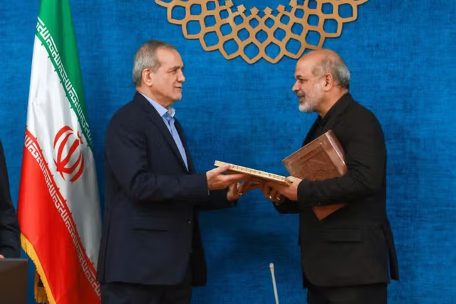 왼쪽부터 마수드 페제시키안 이란 대통령과 아흐마드 바히디 이란 이슬람혁명수비대(IRGC) 총사령관.[이란인터내셔널 보도 사진 갈무리]