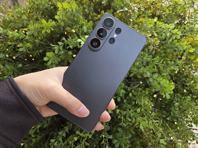 갤럭시 S26 울트라 뒷면. 사진=구자윤 기자