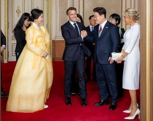 에마뉘엘 마크롱 프랑스 대통령 대통령실 전속 사진작가 알렉산드라 르봉이 지난 6일 자신의 인스타그램에 방한 일정 중 촬영한 사진들을 올렸다. 특히 김혜경 여사가 지난 3일 국빈 환영 오찬에서 착용한 한복과 장신구를 집중 조명했다. /사진=알렉산드라 르봉 인스타그램 캡처