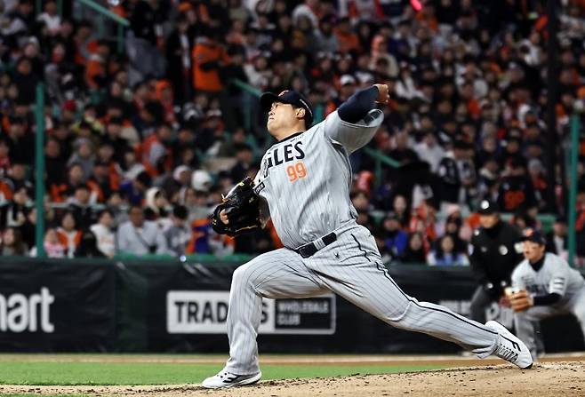 지난 7일 인천 미추홀구 SSG랜더스필드에서 열린 프로야구 '2026 신한 SOL KBO리그' SSG 랜더스와 한화 이글스의 경기에서 한화 선발투수 류현진이 역투하고 있다. 뉴스1