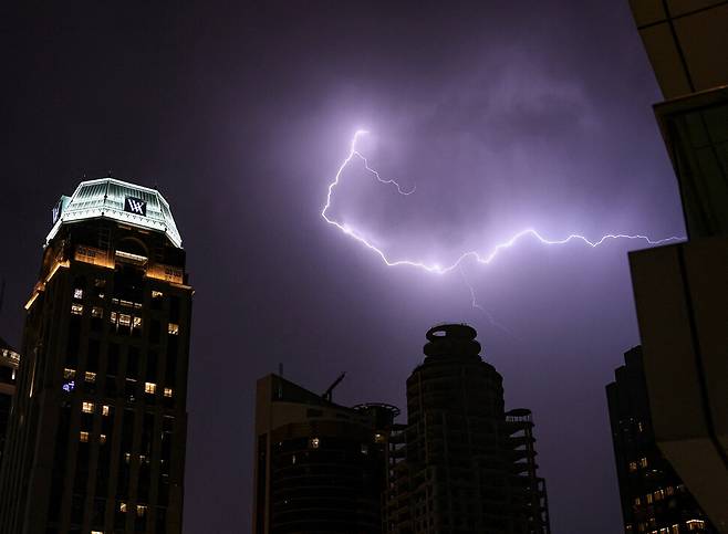 2026년 3월25일, 카타르 도하의 스카이라인 위로 번개가 치고 있다. 로이터 연합뉴스