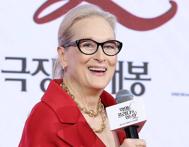 영화 ‘악마는 프라다를 입는다 2’ 기자간담회가 열린 8일 서울 종로구 포시즌스호텔에서 배우 메릴 스트리프가 질문에 답하고 있다. 연합뉴스
