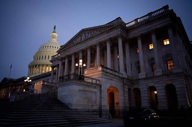 지난 2일 새벽 미국 워싱턴디시(D.C.)에 있는 미 연방의회 의사당 돔 전경이 보이고 있다. AFP 연합뉴스
