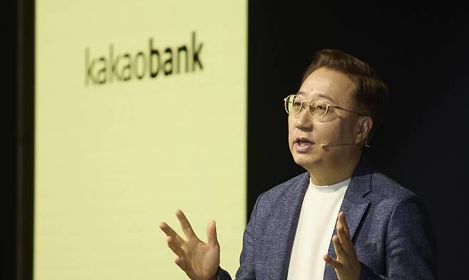 카카오뱅크 윤호영 대표이사가 8일 오전에 열린 ‘2026 카카오뱅크 프레스톡\\\'에서 2026년 전략 및 방향성에 대해 발표하고 있다. 카카오뱅크