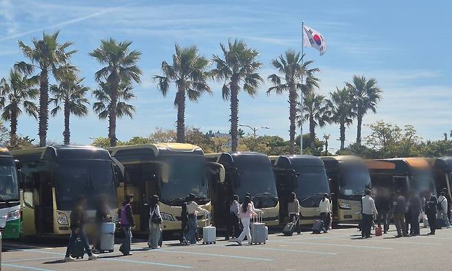 인천의 한 고등학교 수학여행단이 8일 제주시 용담2동 제주국제공항에 내린 뒤 전세버스를 타러 가고 있다. 서보미 기자