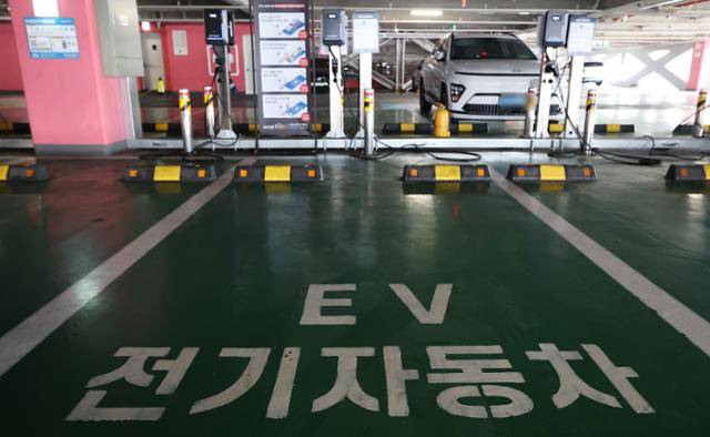 지난달 30일 서울의 한 복합쇼핑몰 주차장 내 전기차 충전구역. 뉴스1