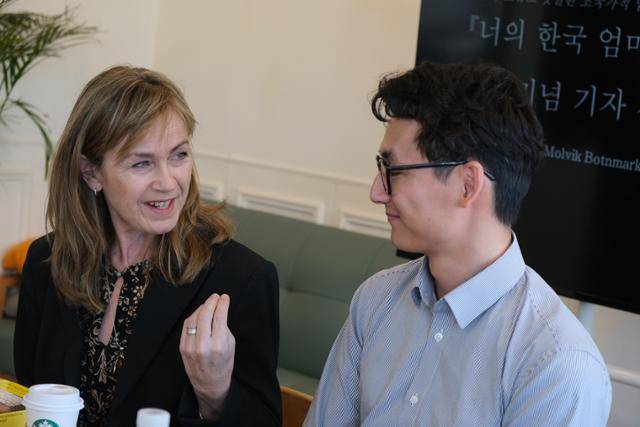 '너의 한국 엄마에게' 저자인 크리스틴 몰비크 보튼마르크(왼쪽)가 아들 안데르스 현 몰비크 보튼마르크와 7일 서울 종로구 한 회의실에서 열린 기자간담회에 참석해 있다. 푸른숲 제공