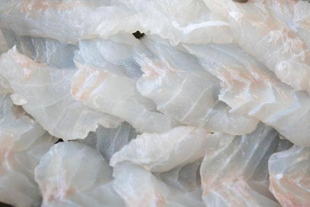 붉바리 회는 고운 빛갈과 은은한 단맛이 일품이다.