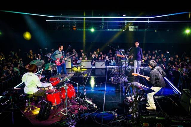 EBS 스페이스 공감 '홈커밍데이'에서 실리카겔이 공연하는 모습. EBS 제공