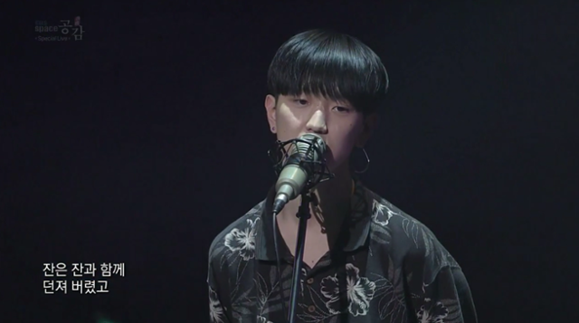 2016년 올해의 헬로루키에서 '9'를 공연 중인 실리카겔 김한주의 모습. 헬로루키 유튜브 캡처