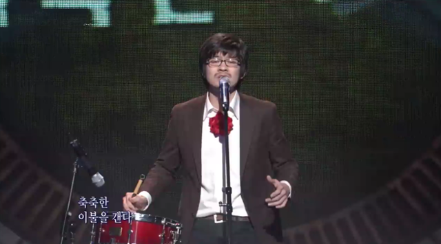 2008년 헬로루키에서 '싸구려 커피'를 공연 중인 장기하의 모습. 헬로루키 유튜브 캡처