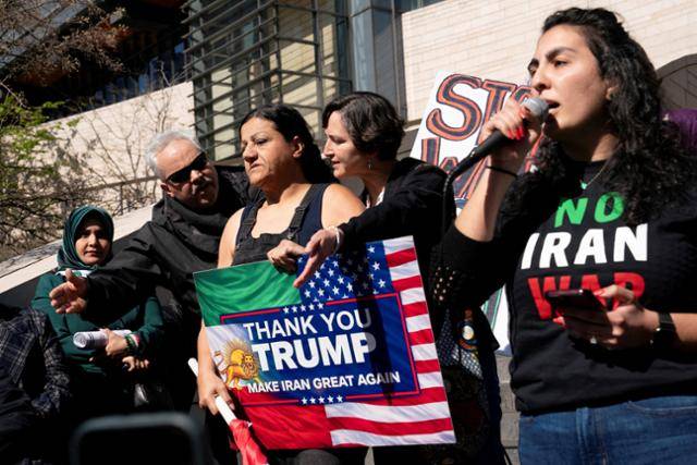 7일 미국 워싱턴주 시애틀에서 반전 운동가들이 이란 전쟁의 종식을 요구하고 있다. 시애틀=로이터 연합뉴스