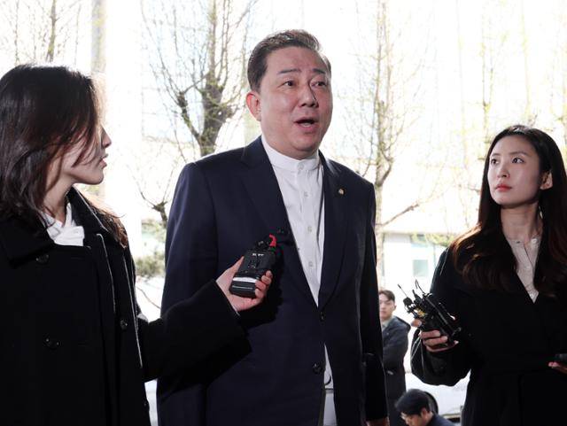 불법 정치자금 수수 의혹 등을 받는 김병기 무소속 의원이 8일 서울 마포구 서울경찰청 공공범죄수사대에 조사를 받기 위해 출석하며 취재진의 질문에 답하고 있다. 연합뉴스