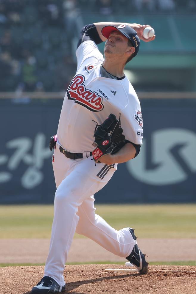 <yonhap photo-4062="">프로야구 정규리그 개막을 엿새 앞둔 22일 서울 송파구 잠실구장에서 열린 두산 베어스와 KIA 타이거즈의 시범경기. 두산 선발 플렉센이 힘차게 공을 던지고 있다. 플렉센은 어깨 문제로 전열에서 이탈한 상태다. 2026.3.22 [연합뉴스]</yonhap>