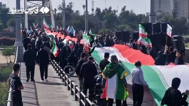 이란 서남부 후제스탄 아흐바즈 교량에 모인 시민들 [파르스 통신]